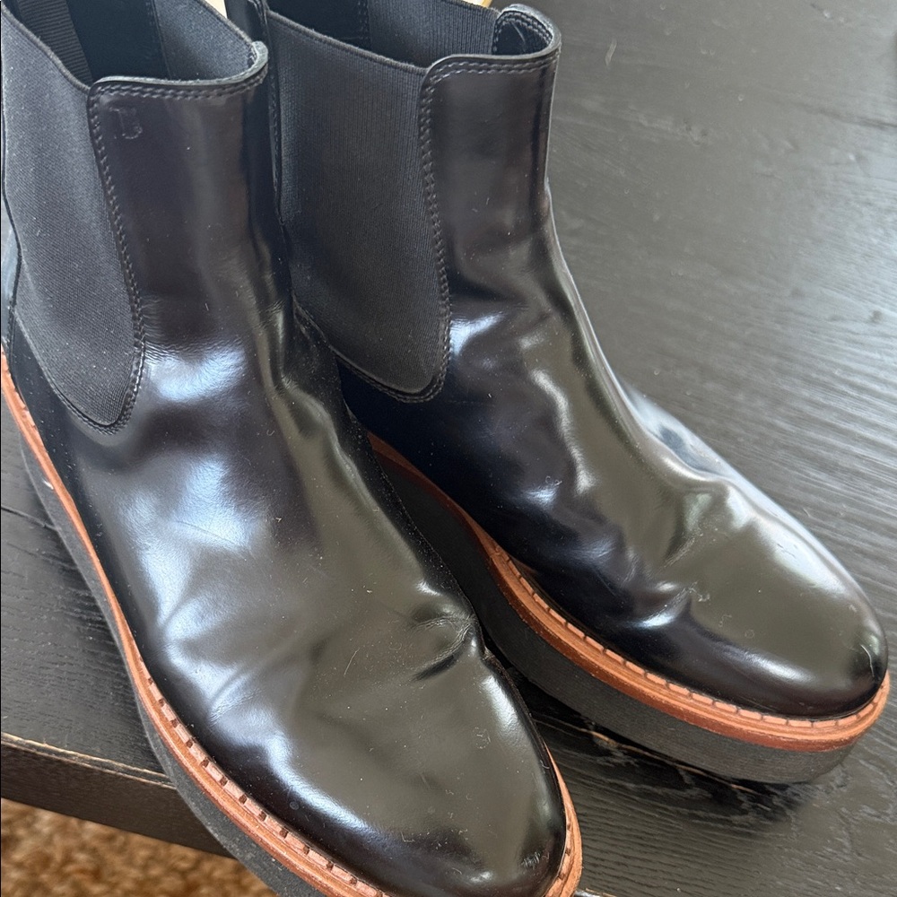 Tod's Black Leather Chukka Boots with Brown Welt